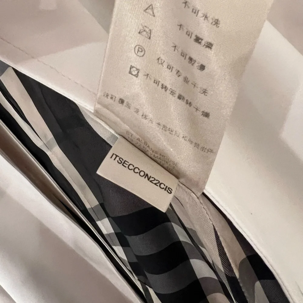 Burberry Trench Classic Cream with Belt - Picture 14 of 14